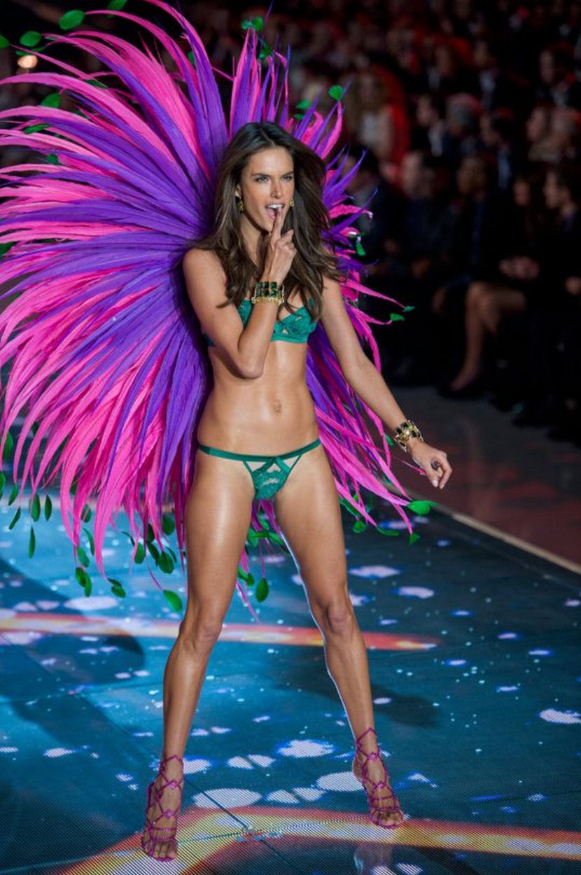 Alessandra Ambrosio – 2015 Victoria’s Secret Fashion Show 5