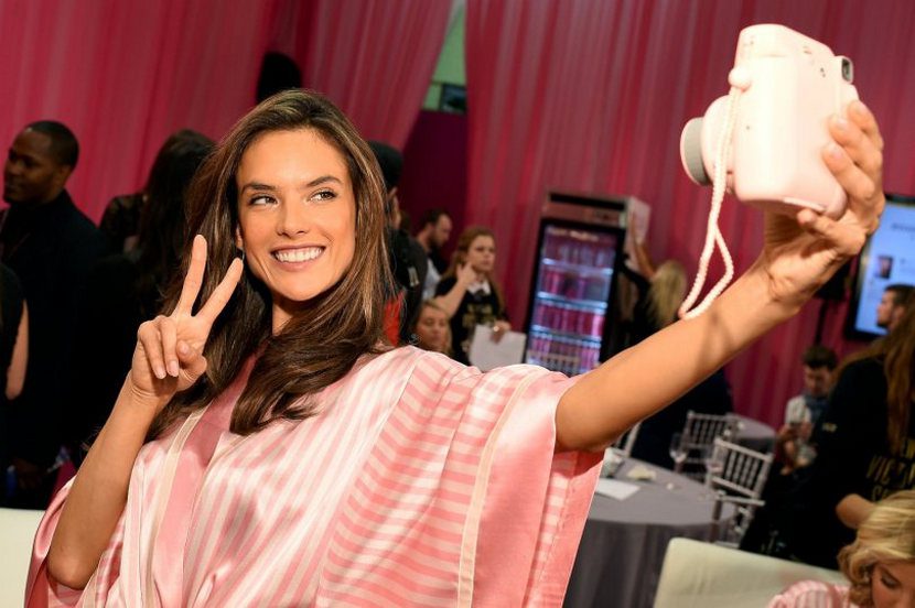 Alessandra Ambrosio – 2015 Victoria’s Secret Fashion Show 10